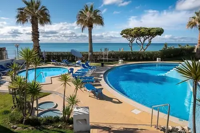 Image de Best Place to Unwind! Comfortable 2br with Kitchen, Pool View, Beachfront!