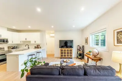 Image de Modern Vintage Luxury Suite in North Nanaimo – King Bed & Full Kitchen