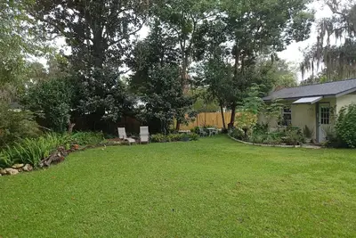 Image de A Garden Cottage in the City!