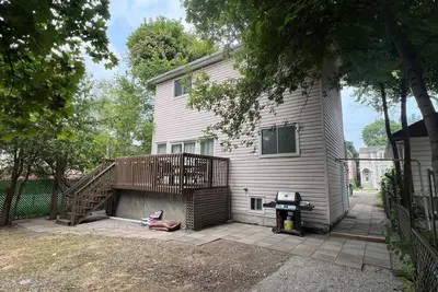 Image de Charming 2-Bedroom Retreat | 5-Min Walk to Subway | Private Deck Oasis