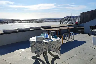 Image de Maison unique avec accès privé à la plage