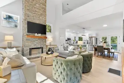 Image de New Modern Lake Retreat – w/Boat Slip & Privacy