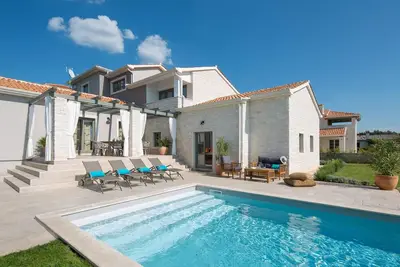 Image de Superbe maison à Visnjan avec piscine privée, peut être à l'intérieur ou à.