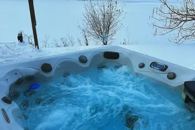 Image de Welcome to Serenity Shores! 🌅 Soak in the private hot tub, unwind by the fire pit 🔥, and savor calming lake views. Pet-friendly 🐾 and perfect for recharging, exploring, and making memories.