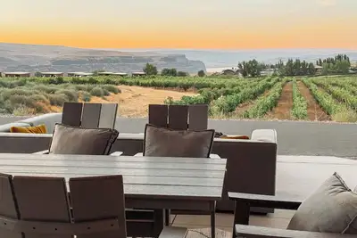 Image de Luxe Winery Spa Retreat with Columbia Gorge & Lake Views 2bd/2ba