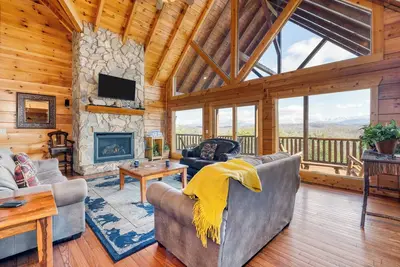 Image de Smoky Vista Lodge by AvantStay | Game Room, Theater, Elevator, Hot Tub Sleeps 29