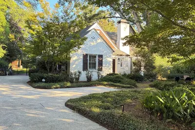 Five Points upscale home - walk to Uga, 4 beds, 3 baths, sleeps 8, large patio