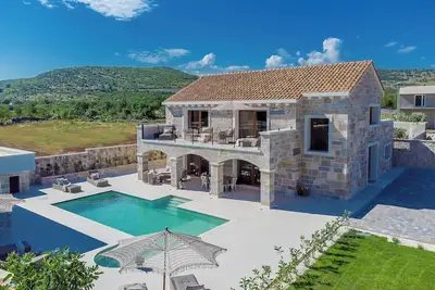 Image de The James Bond Mansion - Jacuzzi, Pool and Games