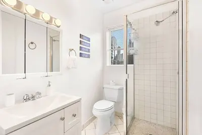 Image de Hancock Lookout Steps to Beach and Transit includes Chi Views