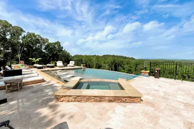 Image de Luxurious 8-bedroom mountain resort with infinity pool, fire pit & much more