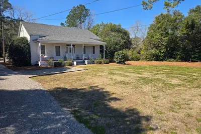 Image de Farmhouse Getaway w/ Chickens •15 min 2 Beach & Downtown