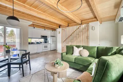 Image de Alberta Arts Gem - 4br Townhome - Walkable - Ac