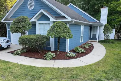 Image de Cozy, Close-to-Everything Cottage: Long-Stay & Laptop Ready