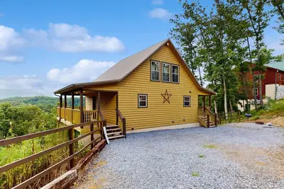 Image de Dreamy cabin w/panoramic views of the smoky mountains, hot tub, & air hockey