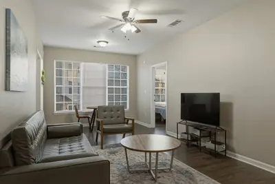 Image de New! Modern Stay Across from Unc-P | Pool & Gym!