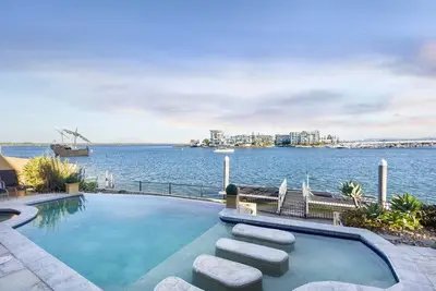 Image de Modern 5br Waterfront Escape Balcony & Dock Access