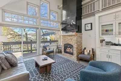 Image de Ski Line: Luxury & Location at base of Lift 7