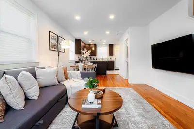 Image de Cozy Townhouse 10 Min from Dc