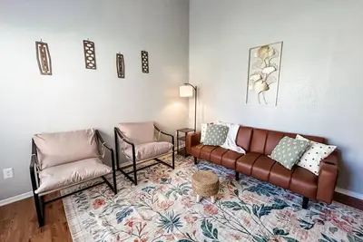 Image de Bright & Spacious Townhome - Near Parks & Dining