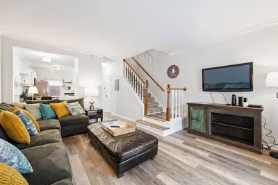 Image de Mass Ave Gem and steps away from Yoga Studio