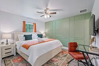 Image de 5 Min to Wec! Volleyball + Firepit + Fenced Yard