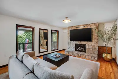 Image de 3br Cozy Cabin with Mountain Views & Fireplace