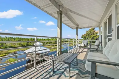 Image de Comfy Family Condo | Fresh Air, Pool, Beach Walkable | Daily Activity Deals