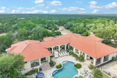 Image de Narwhal Ranch: Luxe Wimberley Villa w/ Pool, Hot Tub & Game Room