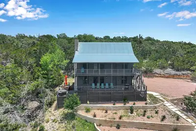 Image de Wimberley Hill Country Retreat | Sleeps 31, Firepits, Cabins & Scenic Views
