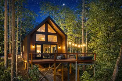 Image de The Hightower Cabin - Luxury Mountain Cabin- Mountain Views - Pickleball - Hot Tub - King Beds < 30 Minutes to Helen
