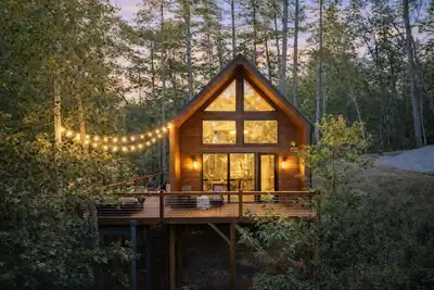 Image de The Tallulah Cabin - Luxury Mountain Cabin- Mountain Views - Pickleball - Hot Tub - King Beds < 30 Minutes to Helen