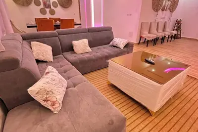 Image de (Your stylish temporary home in Lomé)?