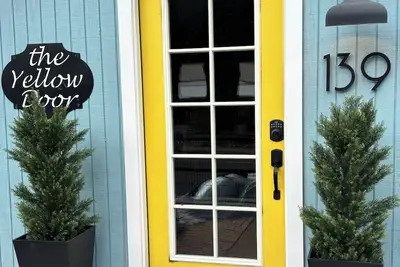 Image de The Yellow Door- Charming cottage in old Bisbee.