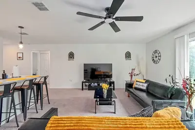 Image de Spacious family 4br near Wec - Kitchen retreat.