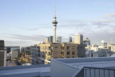 Image de Central Abode with Free Parking & Skyline views