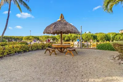 Image de Tropical Bliss! Private Beach, Pool Access & Near Dolphin Encounters!