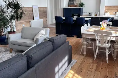 Image de Converted Church Hall in Devon – Sleeps 10, Great Walks & Family Retreat