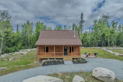 Image de Rustic yet modern log home located on a private road with mountain views.
