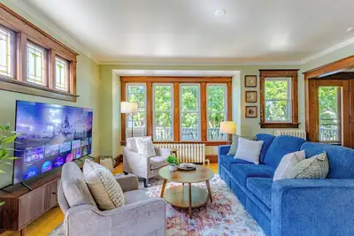 Image de Relax in Style: 4br Milwaukee Home ¦ Family-Friendly ¦ Warm & Cozy