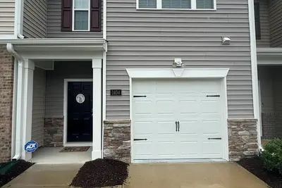 Image de Fully furnished 3bd / 2. 5ba Townhome