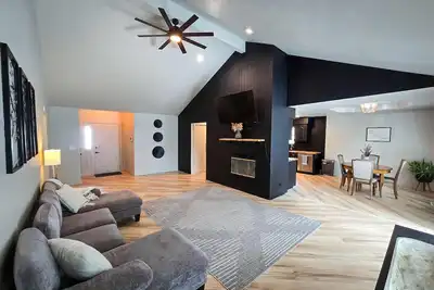 Image de Beautifully updated spacious home in charming Joplin by Mssu