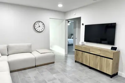 Image de Newly renovated cozy 2 bedroom 2 bath home