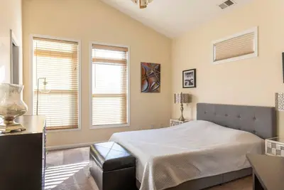 Image de Downtown~King Bed~Parking~Balcony~Restaurants~Bars