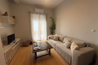 Image de Cozy, renovated flat in Athens in 1950s townhouse. With veranda and garden!