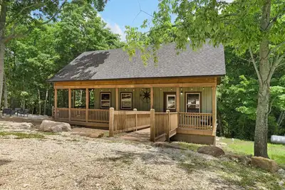 Image de Buffalo Mist Cabin: Hot tub, Fire pit, Sleeps 6, 3 king beds, 13 private acres