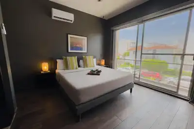 Image de Modern 2‑Bed Condo in Golden Zone: Walk Everywhere!