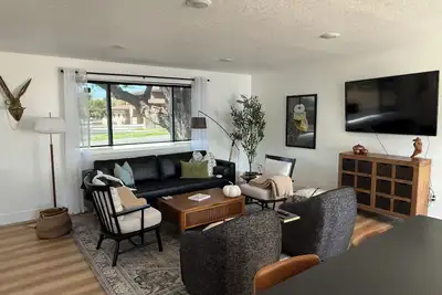 Image de 3-bedroom, Beautifully Remodeled, Large Fenced Yard