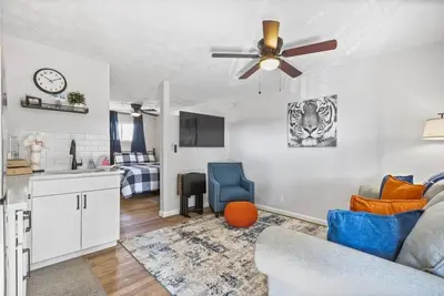 Image de Jordan-Hare Views - The Loveliest Studio on Magnolia