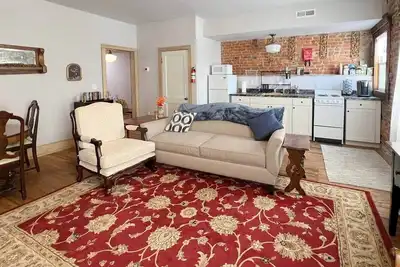 Image de The Bookend Loft Above Perched above historic Pine Street in downtown Rolla