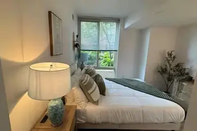 Image de Broad 519 Design | Elegance | Movies in bed | Galleria Mall